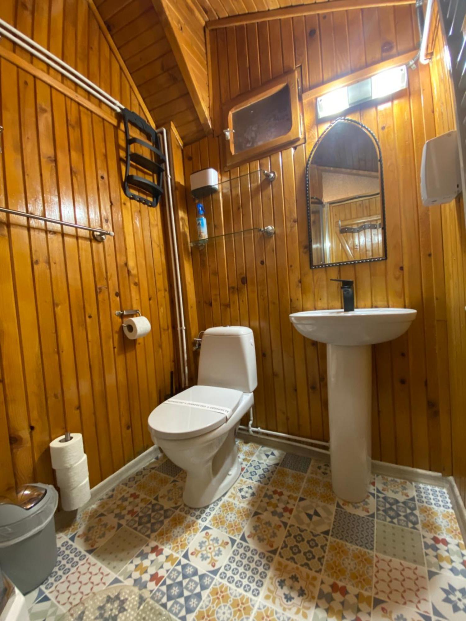 Wooden Attic Gazde/Camere de închiriat