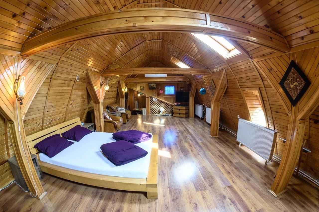 Gazde/Camere de închiriat Wooden Attic